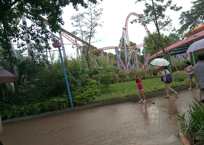 驚險刺激的十環(huán)過山車 驚險刺激的十環(huán)過山車